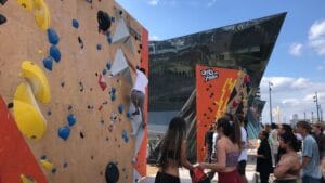 Fronton Escalade LocNBloc North Face festival grimpeur débutant
