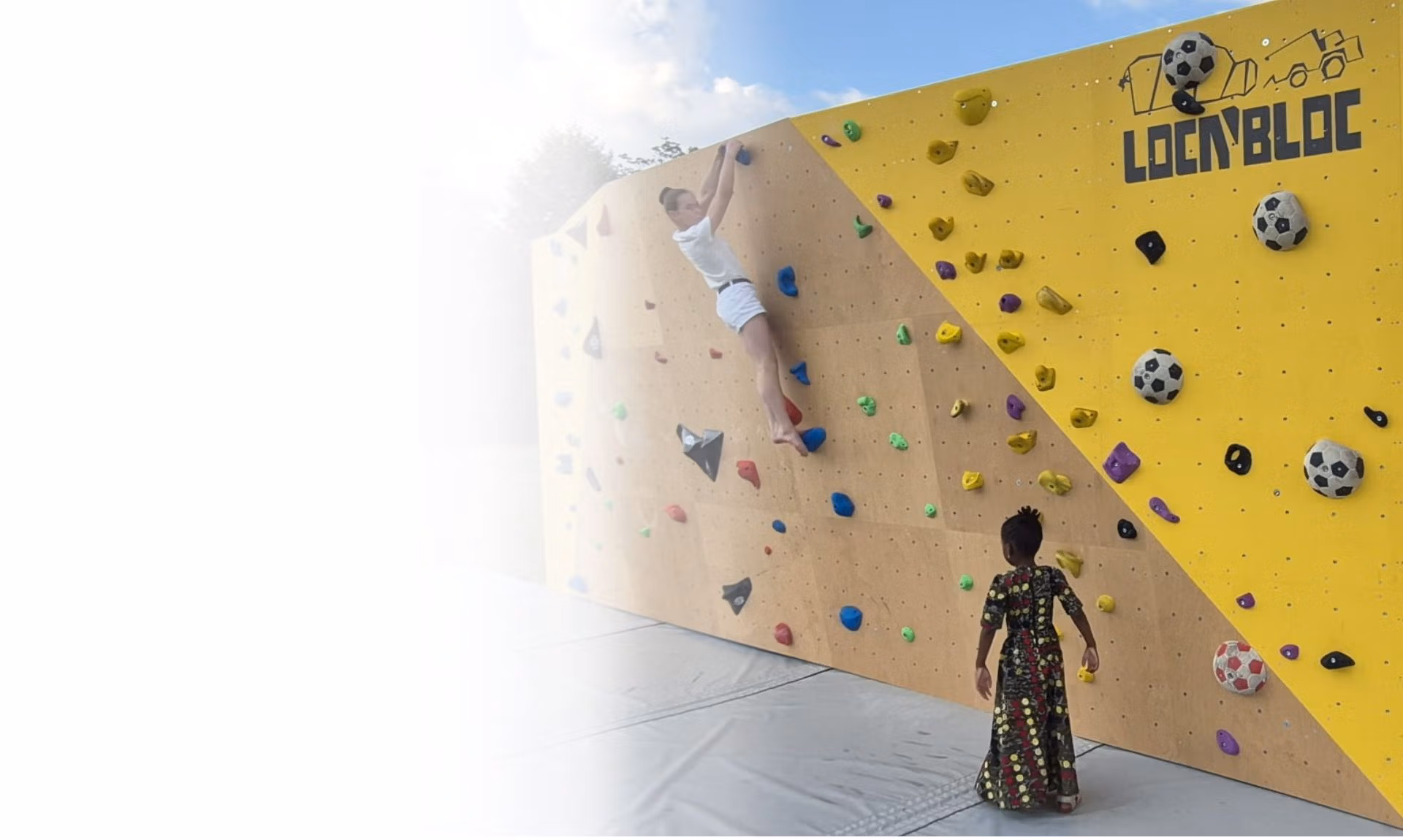 Location bloc escalade Loc'n Bloc jaune avec décoration ballon - Enfant et adulte en grimpe ludique