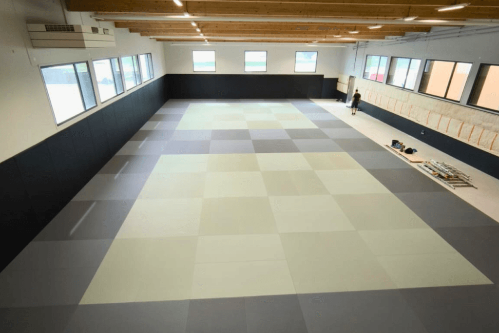 Dojo de Lexy terminé, 325 m² de tatamis en deux zones de combat et protections murales