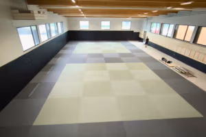 Dojo de Lexy terminé, 325 m² de tatamis en deux zones de combat et protections murales