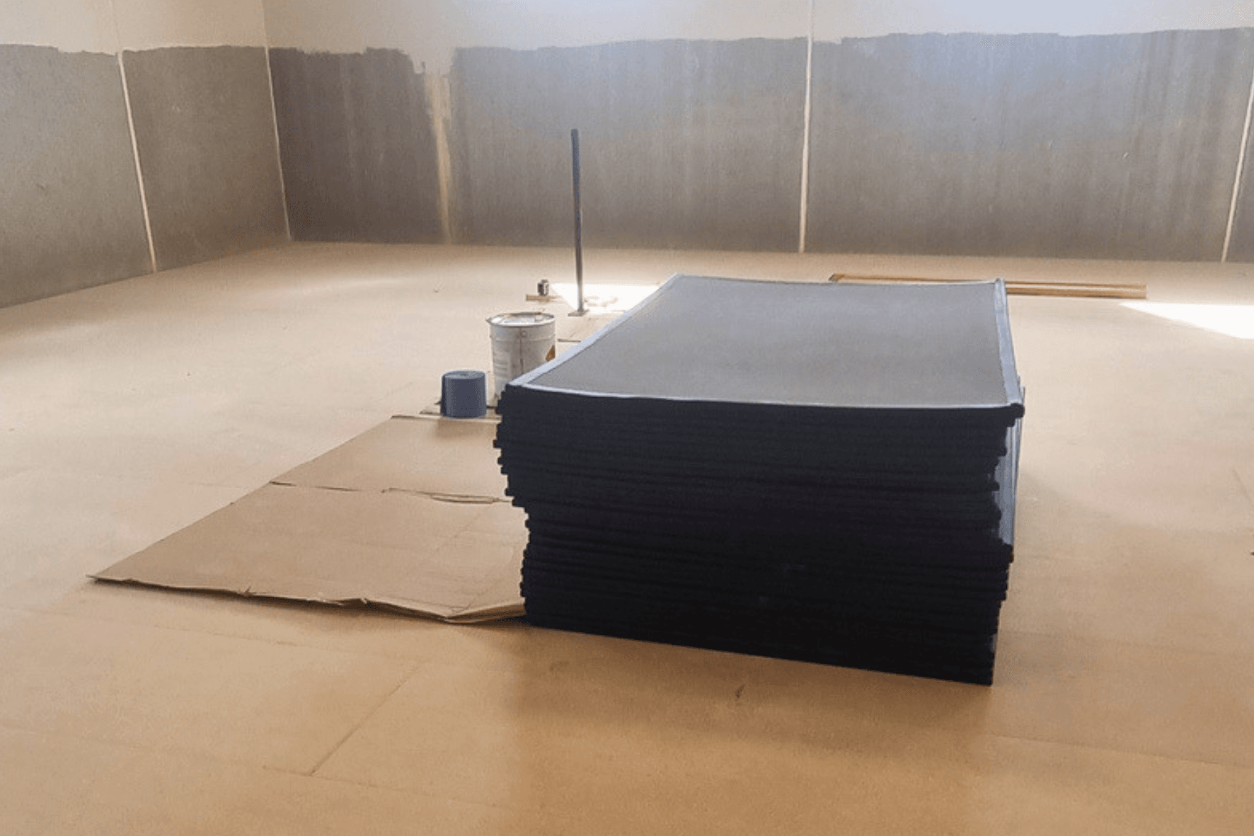 Pile de tatamis livrés dans un dojo en construction avant la pose